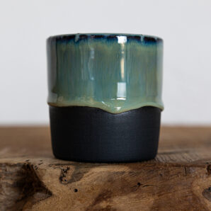 Becher schwarz / green-blue