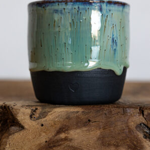Herz-Becher black / green-blue